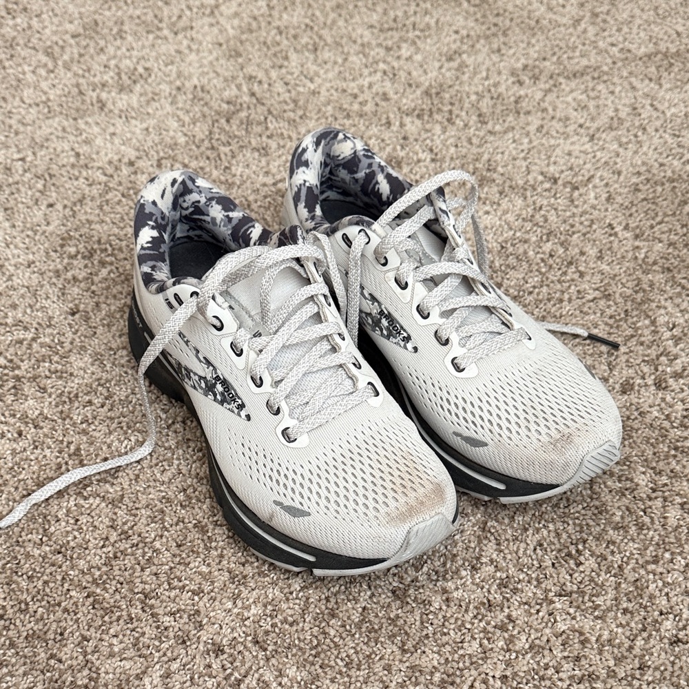 Brooks Ghost 15, Women’s 7, White and Black Running Shoes